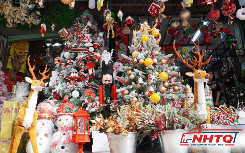 Nhập sỉ phụ kiện trang trí Noel giá rẻ tại các chợ đầu mối trong nước