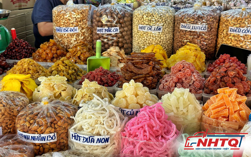 Nhập sỉ mứt Tết Trung Quốc tại chợ đầu mối trong nước