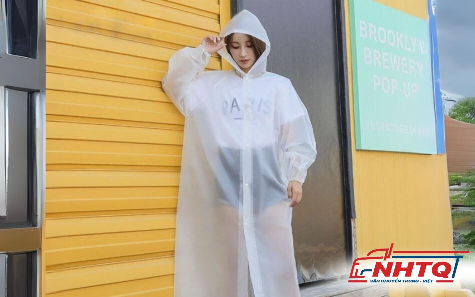 Áo mưa trong suốt